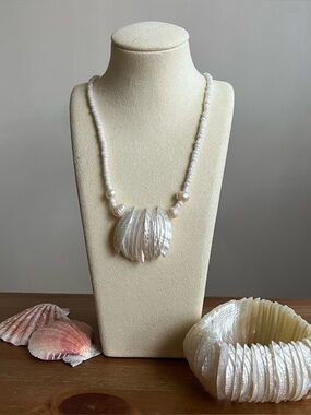 Mother of pearl necklace with freshwater, pearl and stretch bracelet